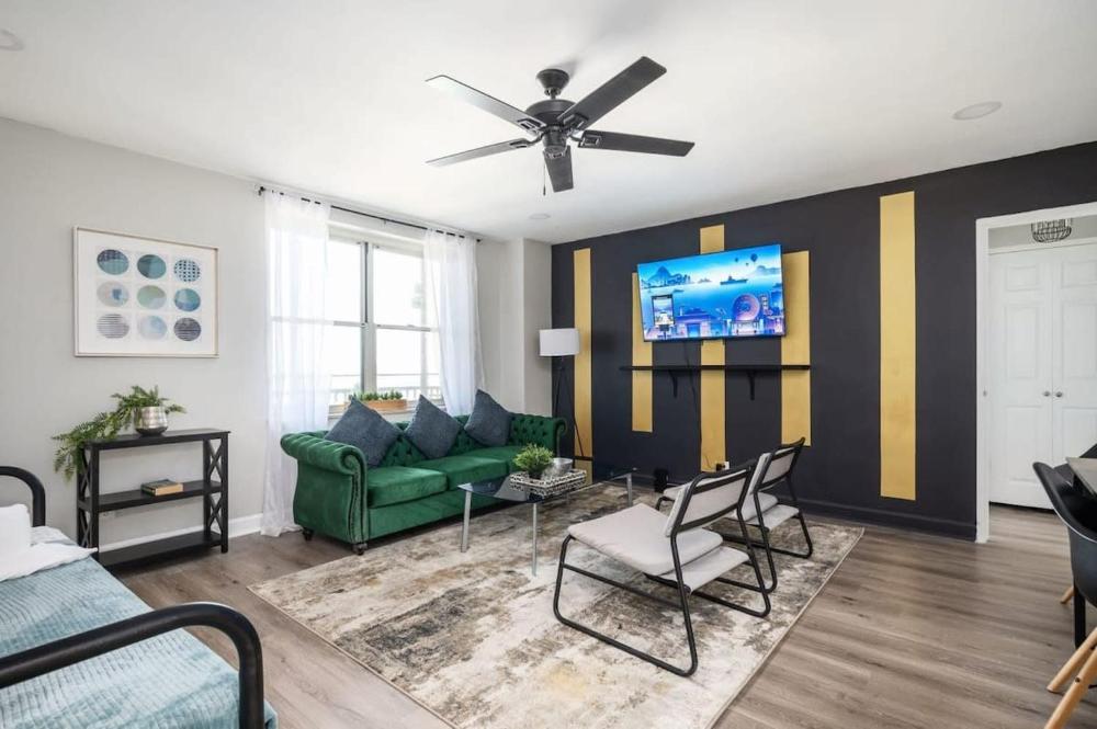 Downtown! Private Balcony! 24 Concierge! PT11H
